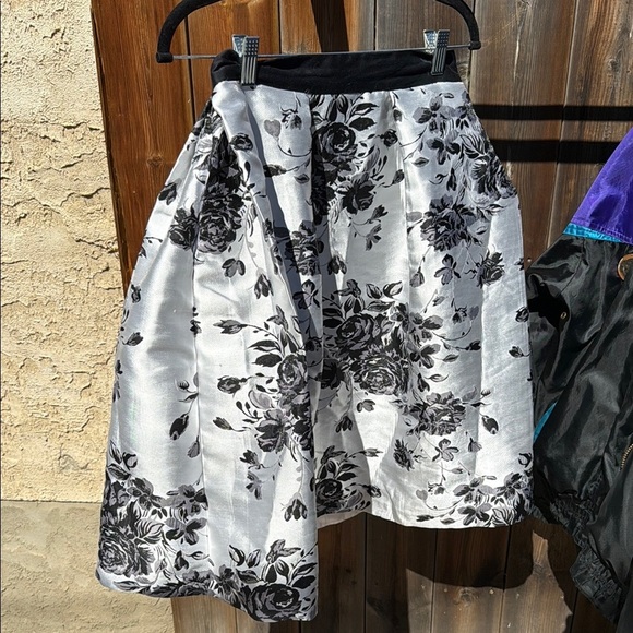 Chic Black and White Floral Midi Skirt - Picture 2 of 5